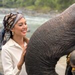 Aurélie Moeremans Instagram - Bersyukur banget atas kesempatan menjadi bagian dari perjalanan yang penuh makna di Aceh, tempat kita menyaksikan langsung konflik antara gajah dan manusia. Fakta di lapangan mengungkap betapa seriusnya konflik ini, namun kami juga menemukan benih harapan. Dengan kerja sama masyarakat, kami mulai melihat kemajuan dalam kesadaran dan aksi pelestarian. Aceh mengajarkan kami bahwa kerja sama dapat mengurangi konflik dan melindungi keberlangsungan hidup gajah. Di tengah kesulitan, harapan muncul melalui inisiatif konservasi dan edukasi bersama masyarakat. Kami optimis bahwa dengan partisipasi dan dukungan lebih banyak lagi, dampak nyata bisa terwujud. Mari kita satukan tenaga untuk masa depan yang lebih baik, bukan hanya untuk gajah tapi juga planet kita. #BerbagiRuang