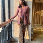 Aurélie Moeremans Instagram - Kebayaan lagi, kali ini warnanya pink 🥹🫶🏼 Suka sekali @ikat_ind @didietmaulana ✨ next warna apa lagi ya? 😋 Yogyakarta