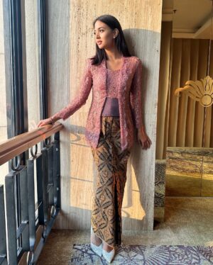 Aurélie Moeremans Instagram - Kebayaan lagi, kali ini warnanya pink 🥹🫶🏼 Suka sekali @ikat_ind @didietmaulana ✨ next warna apa lagi ya? 😋