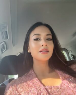 Aurélie Moeremans Instagram - Kebayaan lagi, kali ini warnanya pink 🥹🫶🏼 Suka sekali @ikat_ind @didietmaulana ✨ next warna apa lagi ya? 😋