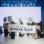 Aurélie Moeremans Instagram - Kemarin malam @sejauh_mata_memandang mengundang aku dan aktivis-aktivis lingkungan muda lainnya untuk ikut “ demo “ di akhir shownya 🌏 Respect your m🌏ther! Respect mother earth the way you respect your own mother. Kita mungkin tidak bisa menjadi anak yang sempurna untuk ibu kita, pasti punya kekurangan, tapi kita bisa mencoba untuk tidak menyakiti ibu kita dan berusaha untuk kasih yang terbaik untuknya. Coba praktekan itu ke mother earth juga, yuk? Jakarta Fashion Week