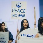 Aurélie Moeremans Instagram - Kemarin malam @sejauh_mata_memandang mengundang aku dan aktivis-aktivis lingkungan muda lainnya untuk ikut “ demo “ di akhir shownya 🌏 Respect your m🌏ther! Respect mother earth the way you respect your own mother. Kita mungkin tidak bisa menjadi anak yang sempurna untuk ibu kita, pasti punya kekurangan, tapi kita bisa mencoba untuk tidak menyakiti ibu kita dan berusaha untuk kasih yang terbaik untuknya. Coba praktekan itu ke mother earth juga, yuk? Jakarta Fashion Week
