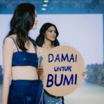 Aurélie Moeremans Instagram - Kemarin malam @sejauh_mata_memandang mengundang aku dan aktivis-aktivis lingkungan muda lainnya untuk ikut “ demo “ di akhir shownya 🌏 Respect your m🌏ther! Respect mother earth the way you respect your own mother. Kita mungkin tidak bisa menjadi anak yang sempurna untuk ibu kita, pasti punya kekurangan, tapi kita bisa mencoba untuk tidak menyakiti ibu kita dan berusaha untuk kasih yang terbaik untuknya. Coba praktekan itu ke mother earth juga, yuk? Jakarta Fashion Week