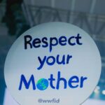 Aurélie Moeremans Instagram - Kemarin malam @sejauh_mata_memandang mengundang aku dan aktivis-aktivis lingkungan muda lainnya untuk ikut “ demo “ di akhir shownya 🌏 Respect your m🌏ther! Respect mother earth the way you respect your own mother. Kita mungkin tidak bisa menjadi anak yang sempurna untuk ibu kita, pasti punya kekurangan, tapi kita bisa mencoba untuk tidak menyakiti ibu kita dan berusaha untuk kasih yang terbaik untuknya. Coba praktekan itu ke mother earth juga, yuk? Jakarta Fashion Week