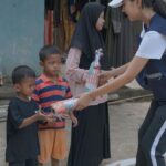 Aurélie Moeremans Instagram - Some snaps waktu aku dan team @voluntrip.kitabisa pergi ke Ponpes Jawahirul Falah untuk main bareng, membersihkan area pondok bareng-bareng dan ikut lomba 17 an 🇮🇩 Bogor, Indonesia
