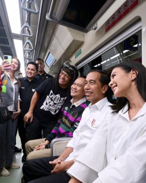 Aurélie Moeremans Instagram - Slide 1 : unnecessary throwback ke waktu aku kegep terpesona sama pak Presiden 😂💕 

Ini tatapan terpesona atau tatapan apa ya? 😂 kemarin ada yang bilang itu tatapan mau pinjem duit HAHA! Kalian ya!