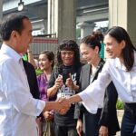 Aurélie Moeremans Instagram - Slide 1 : unnecessary throwback ke waktu aku kegep terpesona sama pak Presiden 😂💕 Ini tatapan terpesona atau tatapan apa ya? 😂 kemarin ada yang bilang itu tatapan mau pinjem duit HAHA! Kalian ya!