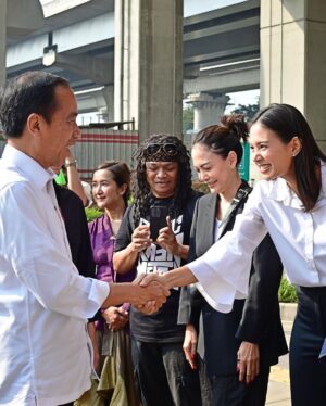 Aurélie Moeremans Instagram - Slide 1 : unnecessary throwback ke waktu aku kegep terpesona sama pak Presiden 😂💕 

Ini tatapan terpesona atau tatapan apa ya? 😂 kemarin ada yang bilang itu tatapan mau pinjem duit HAHA! Kalian ya!