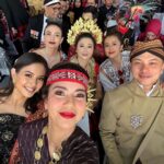 Aurélie Moeremans Instagram - Selamat hari kemerdekaan Indonesia 🇮🇩 Upacara sudah beres, sekarang otw ikutan games 17an 😍 Makasih mas @didietmaulana & @svarna_byikatindonesia untuk baju tradisionalnya! Ada yang tau ini adat apa?