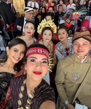 Aurélie Moeremans Instagram - Selamat hari kemerdekaan Indonesia 🇮🇩 
Upacara sudah beres, sekarang otw ikutan games 17an 😍 
Makasih mas @didietmaulana & @svarna_byikatindonesia untuk baju tradisionalnya! Ada yang tau ini adat apa?