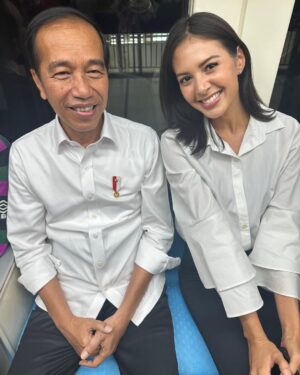 Aurélie Moeremans Instagram - Naik LRT sama pak @jokowi dan teman-teman lainnya ♥️ Enak banget loh, smooth dan nyaman banget! Semoga kalian semua bisa segera nyobain juga dan pada jatuh cinta juga ya dengan LRT ini 🥰