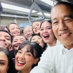 Aurélie Moeremans Instagram - Naik LRT sama pak @jokowi dan teman-teman lainnya ♥️ Enak banget loh, smooth dan nyaman banget! Semoga kalian semua bisa segera nyobain juga dan pada jatuh cinta juga ya dengan LRT ini 🥰