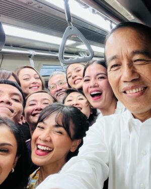 Aurélie Moeremans Instagram - Naik LRT sama pak @jokowi dan teman-teman lainnya ♥️ Enak banget loh, smooth dan nyaman banget! Semoga kalian semua bisa segera nyobain juga dan pada jatuh cinta juga ya dengan LRT ini 🥰
