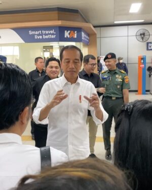 Aurélie Moeremans Instagram - Naik LRT sama pak @jokowi dan teman-teman lainnya ♥️ Enak banget loh, smooth dan nyaman banget! Semoga kalian semua bisa segera nyobain juga dan pada jatuh cinta juga ya dengan LRT ini 🥰