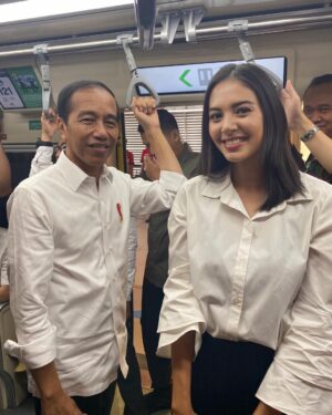 Aurélie Moeremans Instagram - Naik LRT sama pak @jokowi dan teman-teman lainnya ♥️ Enak banget loh, smooth dan nyaman banget! Semoga kalian semua bisa segera nyobain juga dan pada jatuh cinta juga ya dengan LRT ini 🥰