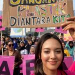 Aurélie Moeremans Instagram - Di tengah keceriaan dan semangat di pawai hari ini, mari bersama-sama kita mulai mengambil langkah kecil yang besar untuk bumi kita. Satu langkah penuh makna dengan meninggalkan jejak plastik sekali pakai. Bersama, kita bisa menjadi perubahan dan menjaga lingkungan untuk generasi mendatang. #PawaiBebasPlastik #JanganAdaPlastikDiAntaraKita 🌍💚