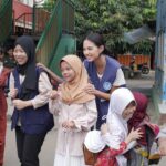Aurélie Moeremans Instagram - Thank you @kitabisacom foto-fotonya! Seneng banget #VolunTrip kali ini banyak sekali #RelawanVoluntrip yang ikut membantu! @kitabisacom open loh kalau kalian mau ikutan Voluntrip! Yuk, next time bareng? Sekolah MasTer Depok Baru