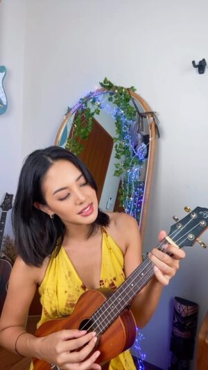 Aurélie Moeremans Instagram - Tadi IG Live sama Lenka 💛 Seneng banget tadi bisa ngobrol sama Idola masa kecil! Semoga nanti pas Lenka manggung di Jakarta lagi, bisa bikin video cover lagi tapi kali ini bareng sama penyanyi aslinya 😍! #aureliebernyanyi 

See you at your concert in Jakarta @lenkamusic 
I’ll bring you some delicious Indonesian snacks as promised! 🥮