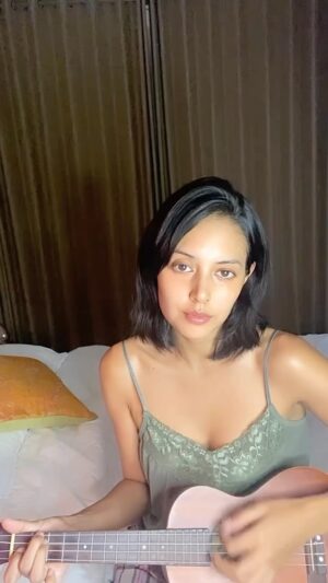 Aurélie Moeremans Instagram - Maafkan, tetangga! Gila udah lama banget ga megang* ukulele, ampe berdebu cuy! 😂 Night guys, happy weekend! #aureliebernyanyi