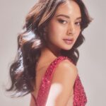 Aurélie Moeremans Instagram - Reposting this 😂 Mari kita lupakan versi jedag-jedug yang tadi siang aku upload 🥜 Kalian paling suka slide berapa? 📸 @aldosinarta 👗 @revashion @maisonbaazcouture 💄 @fenny_sugi 💇🏽‍♀️ @hairdoby_ell