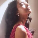 Aurélie Moeremans Instagram - Reposting this 😂 Mari kita lupakan versi jedag-jedug yang tadi siang aku upload 🥜 Kalian paling suka slide berapa? 📸 @aldosinarta 👗 @revashion @maisonbaazcouture 💄 @fenny_sugi 💇🏽‍♀️ @hairdoby_ell