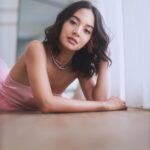 Aurélie Moeremans Instagram - Cewek kue tuh kayak gini bukan? Ini lebih ke gulali ga sih? 😂 📸 @aldosinarta 👗 @revashion 💄 @fenny_sugi 💇🏽‍♀️ @hairdoby_ell