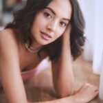 Aurélie Moeremans Instagram - Cewek kue tuh kayak gini bukan? Ini lebih ke gulali ga sih? 😂 📸 @aldosinarta 👗 @revashion 💄 @fenny_sugi 💇🏽‍♀️ @hairdoby_ell