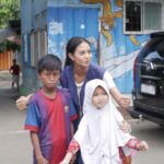 Aurélie Moeremans Instagram - Thank you @kitabisacom foto-fotonya! Seneng banget #VolunTrip kali ini banyak sekali #RelawanVoluntrip yang ikut membantu! @kitabisacom open loh kalau kalian mau ikutan Voluntrip! Yuk, next time bareng? Sekolah MasTer Depok Baru