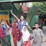Aurélie Moeremans Instagram - Thank you @kitabisacom foto-fotonya! Seneng banget #VolunTrip kali ini banyak sekali #RelawanVoluntrip yang ikut membantu! @kitabisacom open loh kalau kalian mau ikutan Voluntrip! Yuk, next time bareng? Sekolah MasTer Depok Baru