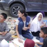 Aurélie Moeremans Instagram - Thank you @kitabisacom foto-fotonya! Seneng banget #VolunTrip kali ini banyak sekali #RelawanVoluntrip yang ikut membantu! @kitabisacom open loh kalau kalian mau ikutan Voluntrip! Yuk, next time bareng? Sekolah MasTer Depok Baru