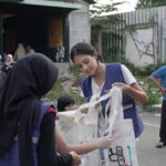 Aurélie Moeremans Instagram - Thank you @kitabisacom foto-fotonya! Seneng banget #VolunTrip kali ini banyak sekali #RelawanVoluntrip yang ikut membantu! @kitabisacom open loh kalau kalian mau ikutan Voluntrip! Yuk, next time bareng? Sekolah MasTer Depok Baru