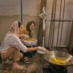 Aurélie Moeremans Instagram - Menyenangkan sekali kemarin main games-games seru, banyak ngobrol, foto-foto, masak-masak lalu siapin es buah yang seger banget buat para santri Ma’had Al Imam Ibnu Katsir ♥️ Semua yang aku sebut di atas bikin seneng banget tapi yang paling bikin happy, mereka kemarin kira aku umur 17 😂 Jangan slide sampe foto terakhir 😋 Gak sabar untuk #Voluntrip selanjutnya! #RelawanVoluntrip MA'had Ibnu Katsir Bekasi