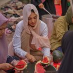 Aurélie Moeremans Instagram - Menyenangkan sekali kemarin main games-games seru, banyak ngobrol, foto-foto, masak-masak lalu siapin es buah yang seger banget buat para santri Ma’had Al Imam Ibnu Katsir ♥️ Semua yang aku sebut di atas bikin seneng banget tapi yang paling bikin happy, mereka kemarin kira aku umur 17 😂 Jangan slide sampe foto terakhir 😋 Gak sabar untuk #Voluntrip selanjutnya! #RelawanVoluntrip MA'had Ibnu Katsir Bekasi