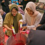 Aurélie Moeremans Instagram - Menyenangkan sekali kemarin main games-games seru, banyak ngobrol, foto-foto, masak-masak lalu siapin es buah yang seger banget buat para santri Ma’had Al Imam Ibnu Katsir ♥️ Semua yang aku sebut di atas bikin seneng banget tapi yang paling bikin happy, mereka kemarin kira aku umur 17 😂 Jangan slide sampe foto terakhir 😋 Gak sabar untuk #Voluntrip selanjutnya! #RelawanVoluntrip MA'had Ibnu Katsir Bekasi