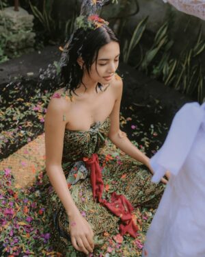 Aurélie Moeremans Instagram - “ Who would have thought a young girl as cheerful as you actually carried so much trauma inside for so long! Your soul is exhausted, Aurélie. It’s time to let go.. “ kata ibunya..

Saya ngga pindah agama, tenang. 
Bukan siraman juga! lol

Ini ritual adat Bali : Melukat. 

Melukat berasal dari kata “Sulukat” yakni Su yang berarti Baik dan Lukat yang artinya Pensucian. 
Dalam bahasa Indonesia, lukat memiliki arti melepaskan sesuatu dari kita.

“ Trauma creates changes you don’t choose. Healing is about creating change that you do choose. “

Semoga semua yang membaca ini diberi kesehatan, kebahagiaan dan ketenangan hati, selalu.♥️