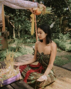 Aurélie Moeremans Instagram - “ Who would have thought a young girl as cheerful as you actually carried so much trauma inside for so long! Your soul is exhausted, Aurélie. It’s time to let go.. “ kata ibunya..

Saya ngga pindah agama, tenang. 
Bukan siraman juga! lol

Ini ritual adat Bali : Melukat. 

Melukat berasal dari kata “Sulukat” yakni Su yang berarti Baik dan Lukat yang artinya Pensucian. 
Dalam bahasa Indonesia, lukat memiliki arti melepaskan sesuatu dari kita.

“ Trauma creates changes you don’t choose. Healing is about creating change that you do choose. “

Semoga semua yang membaca ini diberi kesehatan, kebahagiaan dan ketenangan hati, selalu.♥️