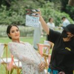 Aurélie Moeremans Instagram - Ana terkadang pecicilan di set.. Slide terakhir bonus buat yang kangen Ana-Saka 🥹