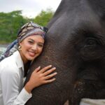 Aurélie Moeremans Instagram - Bersyukur banget atas kesempatan menjadi bagian dari perjalanan yang penuh makna di Aceh, tempat kita menyaksikan langsung konflik antara gajah dan manusia. Fakta di lapangan mengungkap betapa seriusnya konflik ini, namun kami juga menemukan benih harapan. Dengan kerja sama masyarakat, kami mulai melihat kemajuan dalam kesadaran dan aksi pelestarian. Aceh mengajarkan kami bahwa kerja sama dapat mengurangi konflik dan melindungi keberlangsungan hidup gajah. Di tengah kesulitan, harapan muncul melalui inisiatif konservasi dan edukasi bersama masyarakat. Kami optimis bahwa dengan partisipasi dan dukungan lebih banyak lagi, dampak nyata bisa terwujud. Mari kita satukan tenaga untuk masa depan yang lebih baik, bukan hanya untuk gajah tapi juga planet kita. #BerbagiRuang