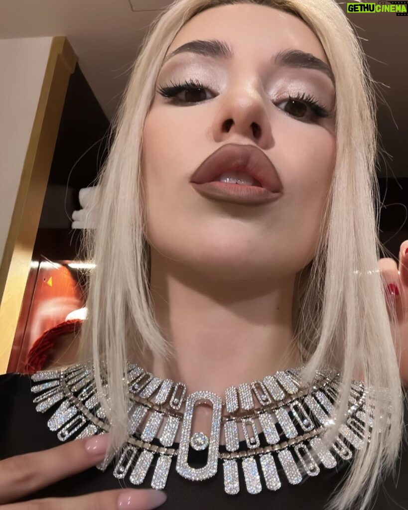 Ava Max Instagram - Diamonds on my neck 💎 LaFringalle