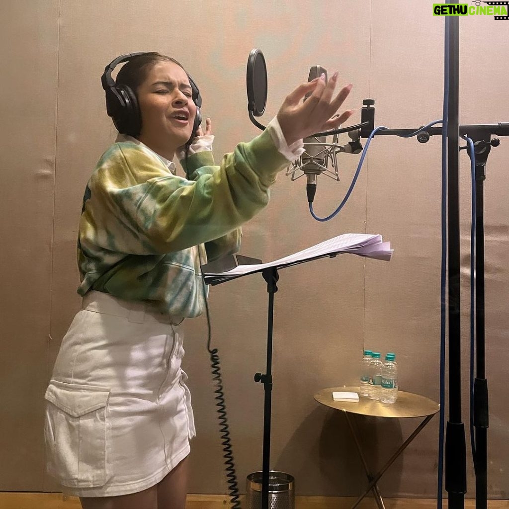 Avneet Kaur Instagram - Dubbing for my next ❤️🎬📽️🎞️ #workmode #dubbing #lifeofanactor #luvkiarrangemarriage Mumbai, Maharashtra