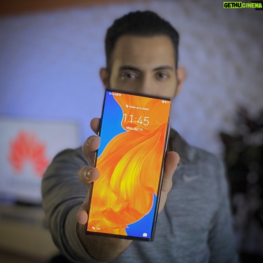 Aziz Bader Instagram - وصل العووود، هاتف HUAWEI Mate Xs 5G القابل للطي جهازين بجهاز تلفون وتابلت بمواصفات جبارة. اشترِ مع غطاء من الجلد وسماعات Freebuds 3 وكفالة ٦ شهور على الشاشة مجاناً. رابط الطلب بالبايو #HuaweiMateXs5G @HuaweiMobileKW