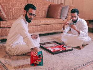 Aziz Bader Instagram - أنا ونفسي وذاتي مستمتعين
•
المهم هذي المفاجأة اللي قلت لكم عنها من كتكات، مسابقة لكم
•
الجوائز
٥ رابحين بالسحور كت
٣ فائزين برحلة في عيد الأضحى مع مرافق وكامرة قو برو
•
صوروا مع كتكات ميني مومنتس (نفس اللي معاي) وحطوا منشن وهاشتاق للتالي 👇
@aziz
@kitkatarabia
#kitkatsuhoorkit
•
🌝 اسعد نفسك بنفسك... على الأقل بالصور
