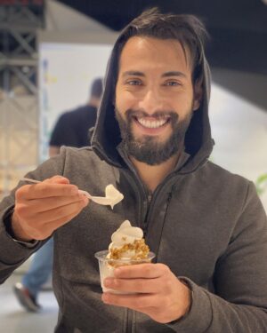 Aziz Bader Instagram - أتوقع الحين أقدر آكل آيس كريم 🤷🏻‍♂️ شكراً سنسوداين!
Big thanks to @SensodyneArabia I can now enjoy my ice cream
#FearNoFood #GSKAd