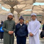 Babe Cabiita Instagram – Abis solat subuh di mesjid Nabawi pagi tadi aku dinasehatin sama kakek2 arab disebelah aku. Dia ngomong pakai bahasa arab, karna aku ga paham ahirnya dia pakai bahasa inggris. Intinya bilang klo lebih baik Pakai sorban atau tutup kepala biar sunnah. Trus aku didoain sampai sampai org yg disebelah kami ikut menadah tangan sambil nangis. Aku juga ga paham isi doanya apa, yg jelas ada kata kata hidayahnya, abistu dia kayak niup kebadan aku. Jadilah ahirnya aku berburu peci yg bisa muat dan masukin semua rambut. Tapi, lama lama kok kayak kupluk ya bukan kayak peci? Yasudalah yg penting anget dan bisa muat. bagusan yg model mana, kiri kanan tengah? ☺️