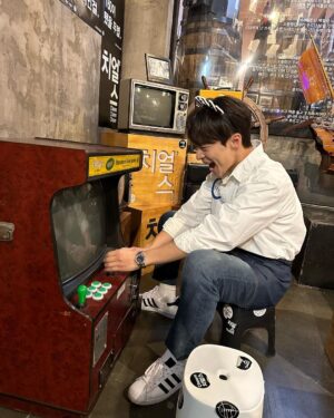 Bae In-hyuk Instagram - 아프니까 청춘이지 그치..
근데 많이 아프드라..
마지막까지 치얼업👍