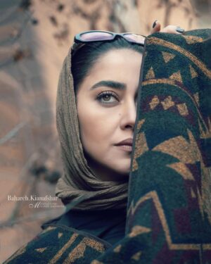 Bahare Kianafshar Instagram - .
ای خوشا سودای دل از دیده پنهان داشتن
مبحث تحقیق را در دفتر جان داشتن...
.
سربلندی خواستن در عین پستی، ذره‌وار
آرزوی صحبت خورشید رخشان داشتن

.
عکس:مریم پاینده🙏🏼🌷
@maryampayande1 
.
#بهاره_کیان_افشار #پروین_اعتصامی 
#بازیگران_زن #زمستان #عکس #جدید