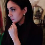 Bahare Kianafshar Instagram – ..
زمان، چون رویایی مبهم و کُهن
بر دوشت سنگینی می‌کند.
همچنان پیش می‌روی
و می‌کوشی از میان آن بلغزی.
اما حتی اگر به دو انتهای زمین بروی،
نمی توانی از آن بگریزی.
با این حال ناچاری به آنجا بروی
__ به کرانِ دنیا.
کاری هست که نمی‌توان کرد،
مگر با رسیدن به آنجا
__کافکا در کرانه/ #هاروکی_موراکامی

#جمعه 
#photooftheday #iranianactress