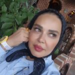 Bahare Rahnama Instagram - مارها قورباغه‌ها را می‌خوردند و قورباغه‌ها از این نا به‌ سامانی بسیار غمگین بودند تا اینکه قورباغه‌ها علیه مارها به لک‌لک‌ها شکایت کردند. لک‌لک‌ها تعدادی از مارها را خوردند و بقیه را هم تار و مار کردند و قورباغه‌ها از این حمایت شادمان شدند! طولی نکشید که لک‌لک‌ها گرسنه ماندند و شروع کردند به خوردن قورباغه‌ها. قورباغه‌ها ناگهان دچار اختلاف دیدگاه شدند! عده‌ای از آنها با لک‌لک‌ها کنار آمدند و عده‌ای دیگر خواهان بازگشت مارها شدند. مارها بازگشتند ولی این بار، همپایِ لک لک‌ها شروع به خوردن قورباغه‌ها کردند! حالا دیگر قورباغه‌ها متقاعد شده‌اند که انگار برای خورده شدن به دنیا آمده‌اند! ولی تنها یک مشکل برای آنها حل نشده باقی مانده است، اینکه نمی‌دانند توسط دوستانشان خورده می‌شوند یا دشمنانشان؟! 👤#عبید_زاكانی پی نوشت:و من دقیقا تو لحظه این عکس داشتم فکر میکردم که چقدر این روزها تشخیص دوست و دشمن کار سختی است، شاید بهتر آن باشد که دنبال سرنوشتی غیر از بلعیده شدن باشیم کمی فاصله دار تر اما امن تر... #ادبیات#ایران#حکایت#بهاره_رهنما #دوست#دشمن