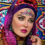 Bahare Rahnama Instagram - من و شهر شیراز یک ارتباط قلبی عجیب داریم سال هایی که صفحه آخر روزنامه شرق مینوشتم یک بار مطلبی برای شیرازی های دور از دیار و مهاجر نوشتم : اصل اون یادداشت این بود که شیراز مثل یک دلبر تمام عیاریه که هرگز با اومدن هیچ آدم دیگه ای خاطرات اون پاک نمیشه … من نیمی اراکی و نیمی انزلی هستم با احترام ‌مهر تمام به این دو شهر پدری و مادری، سال هاست شیراز رو شهر خودم میدونم و عاشقانه بهش مهر می ورزم، خوشحالم که در پروژه تلفیقی معماری و میکاپ خواهرم اون هم در آستانه روز تیاتر و اردیبهشت بهشت گون شیراز من نماد شهر شیراز بودم، این عکس تقدیم به شیرازی های جان دل که امیدوارم منو به عنوان شهروند دلی و قلبی خودشون بپذیرن:) #اردیبهشت#تیاتر#شیرلز#بهاره_رهنما#شیراز#شهر#عشق#دلبر_ابدی تهران،زعفرانیه