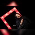 Bahare Rahnama Instagram - خیلی وقتا ما فکر میکنیم یک رابطه ای تموم شده، اما واقعیت اینه که یک تیکه از اون رابطه رو تا سال ها مثل یک قوطی حلبی بخودمون میبندیم ‌وبه صدای تلق تلق کشیده شدنش روی زمین عادت میکنیم! عکس از؛ @hossein_khedarati فقط هشت اجرا باقی مانده از نمایش عاشقانه فصل فراموشی پردیس تیاتر شهرزاد خرید از تیوال… #بهاره_رهنما#نویسنده#کارگردان#بازیگران #فصل_فراموشی#پردیس_تیاتر_شهرزاد تهران،زعفرانیه